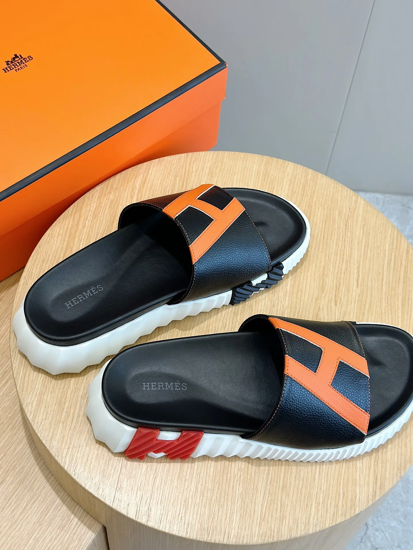 Factory price: 360💰Hermès [HERMÈS] Top Herme*H Home Hermès Men's Sandals and Slippers-Original Reproduction. Purchase the original version and make it one to one. The outsole is privately molded. The color of the outsole corresponding to each color is the same as the original version. Come to those who know the stuff 💪 The ultra-light soles are designed in contrasting colors, and they feel so comfortable on your feet! Calfskin, cowhide feet, private model outsole. Size: 39-44 (customized at 38.45)